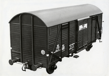 169857 Afbeelding van de gesloten goederenwagen (graanwagen) nr. NS 13832 (type X-CHGZ (CHGZ), serie 13801-13850) van de N.S.